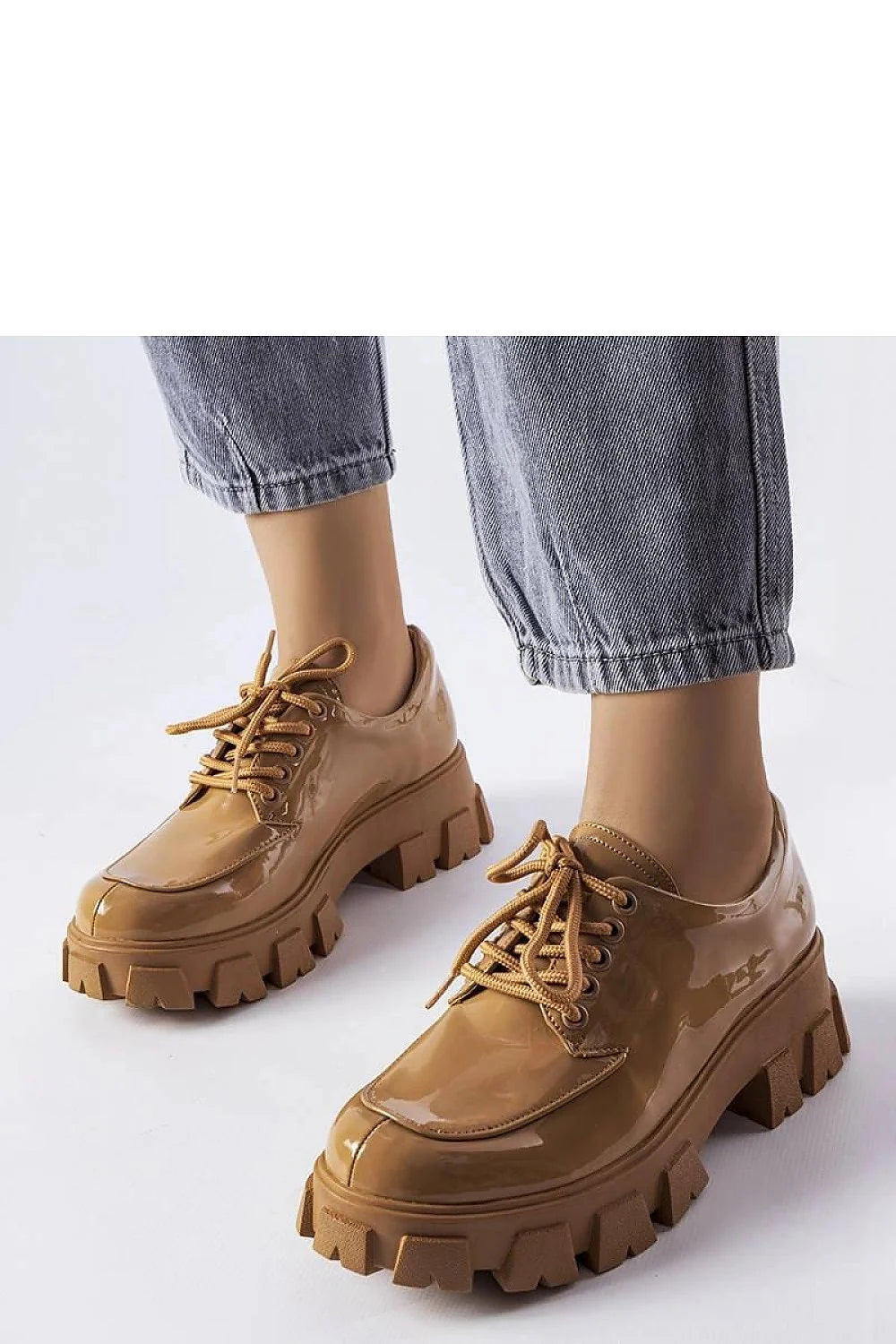 Moccasins pour femme design moderne audacieux cuir verni couleur camel lacing maintien confortable semelle caoutchouc épaissie adhérence stabilité coupe classique bout arrondi finitions soignées style décontracté chic idéal jean tenues habillées