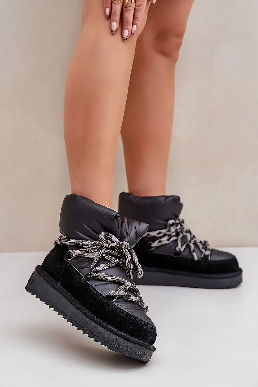 Bottes de neige modernes pour femme en cuir suédé et daim, style après-ski, design volumineux, couleur noire, lacets bicolores, doublure fourrure, semelle crantée en caoutchouc, hauteur 15.5 cm, idéales pour l'hiver