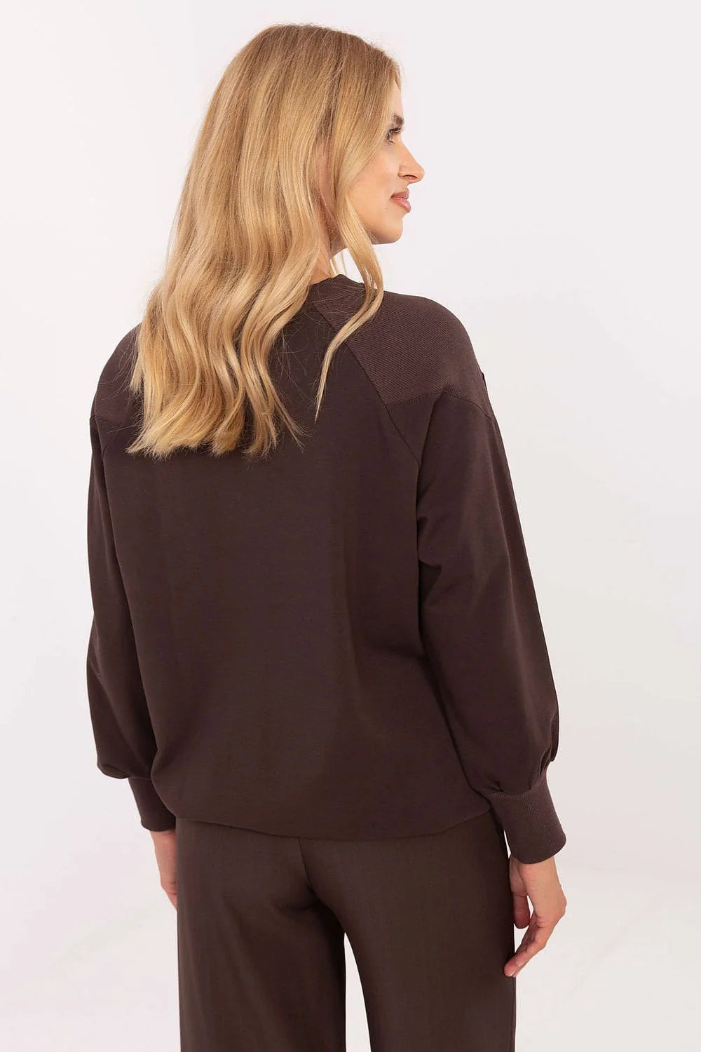 sweat molleton oversize brun chocolat encolure ronde manches raglan longues poignets côtelés bas légèrement bouffant lettrage poitrine strass