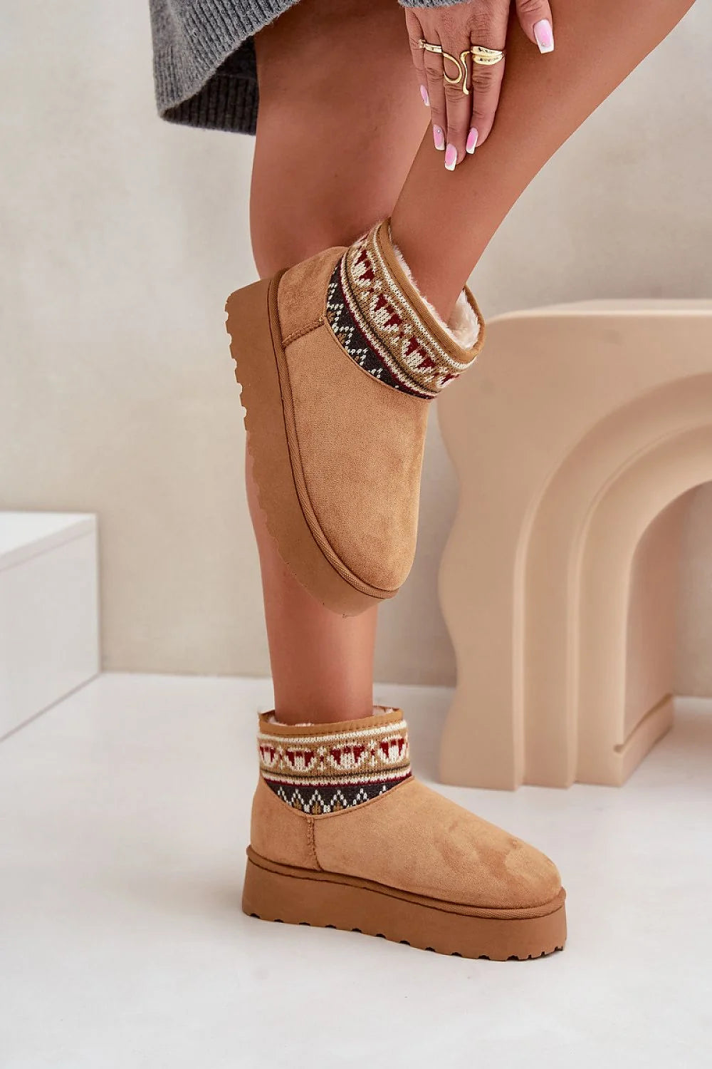 bottes neige femme suédine camel motif jacquard fairisle multicolore cheville fourrure intérieure chaude plateforme crantée antidérapante confortable élégante tendance hivernale