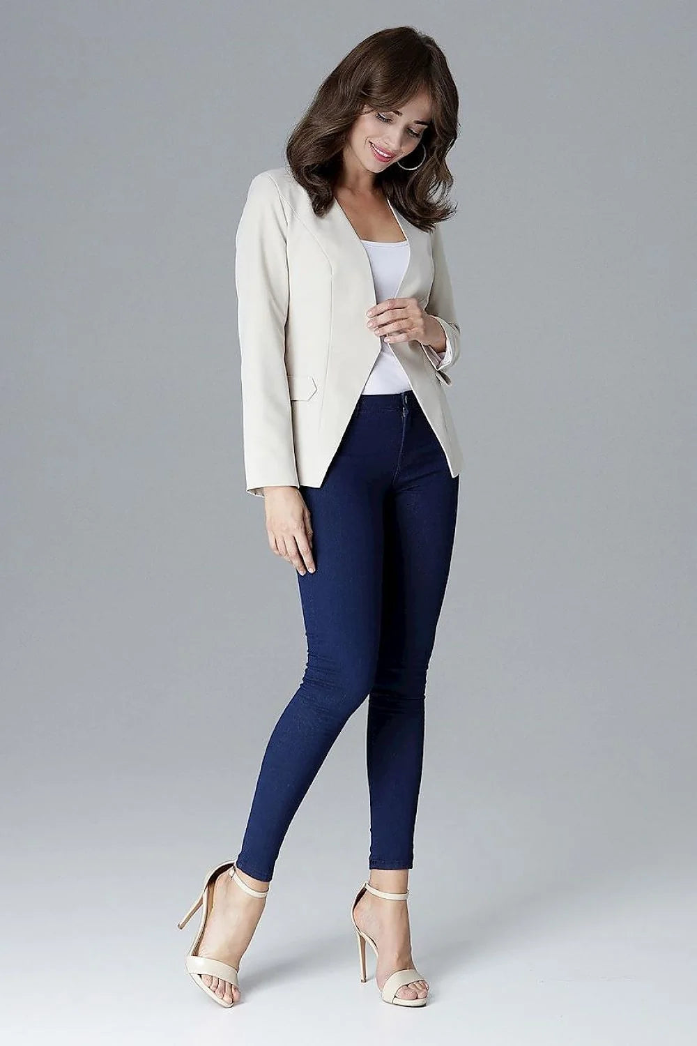 Blazer femme noir chic ajusté en tissu élégant pour un style moderne et décontracté