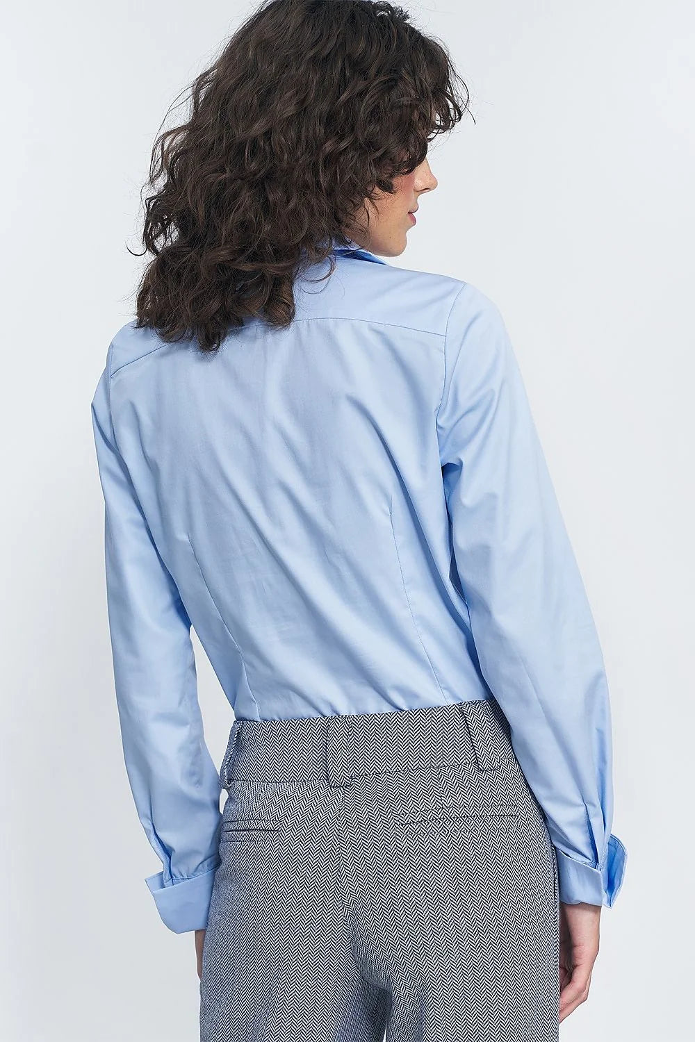Chemise manche longue Nife bleu clair classique femme coupe ajustée col structuré boutons assortis