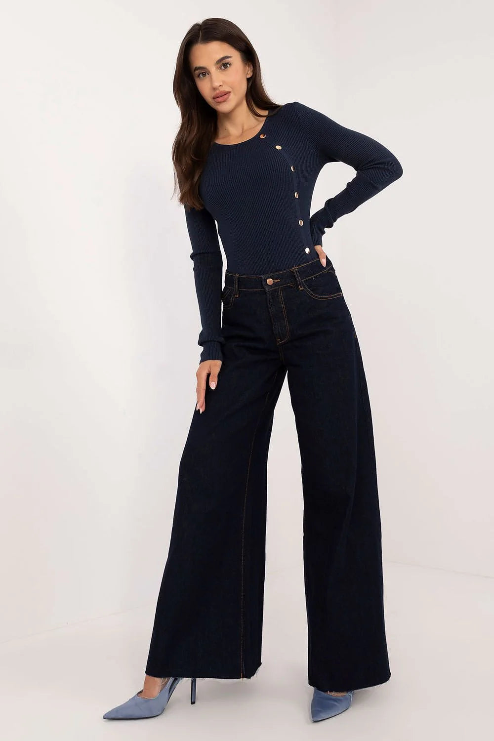 Pull féminin Chandail AT bleu marine tissu côtelé encolure ronde manches longues boutons métalliques dorés style élégant et décontracté