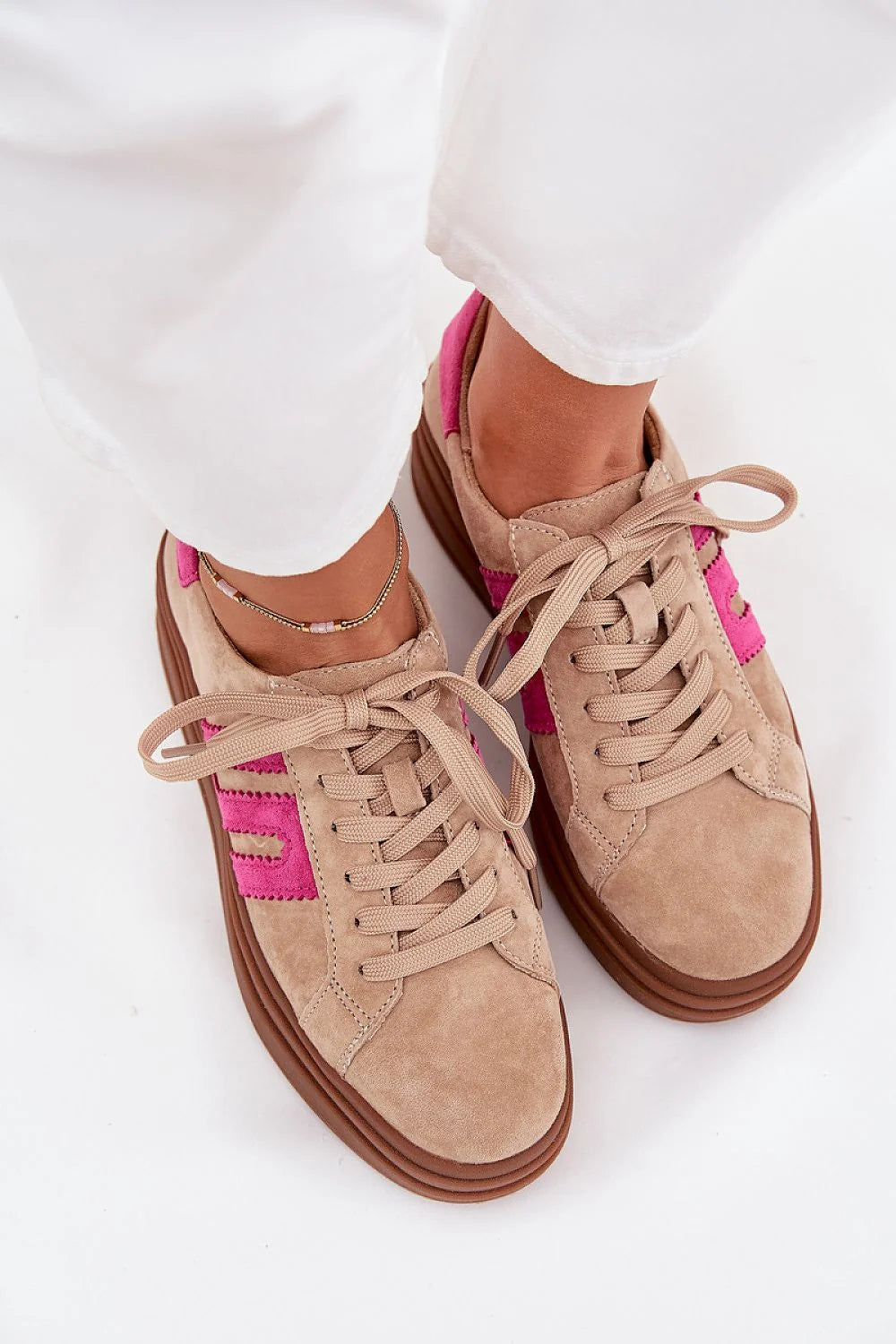 baskets femme plateforme suède beige coupe basse rétro sportive empiècements fuchsia velours semelle compensée caoutchouc marron lacets plats bout rond