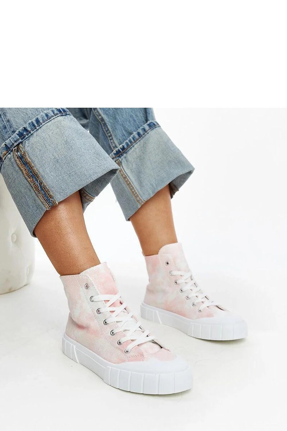 baskets montantes tiedye pastel rose blanc sac bandouliere rose poudré coeur strass chaine metal pull fuchsia mailles jean bleu clair