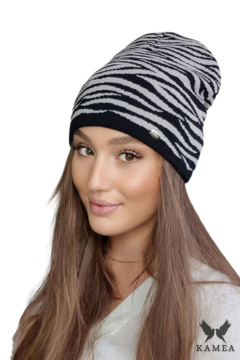 Bonnet ZAINA femme motif zébré noir gris style casual chic coupe slouchy finitions métalliques hypoallergénique doux