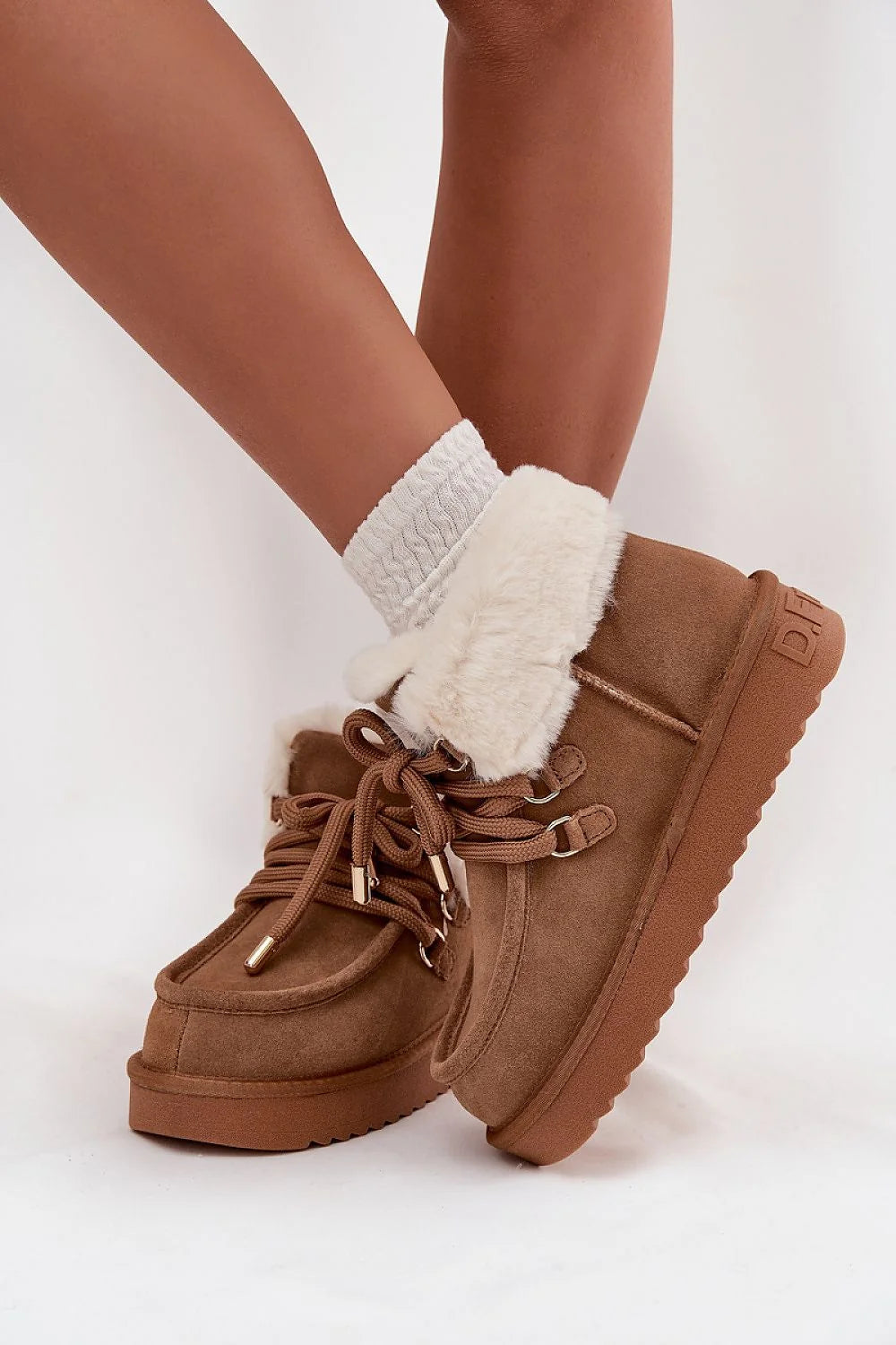 bottines femme hiver suède cognac doublure fourrure crème col retourné lacets cordon oeillets métal plateforme crantée caoutchouc antidérapante chaude confortable