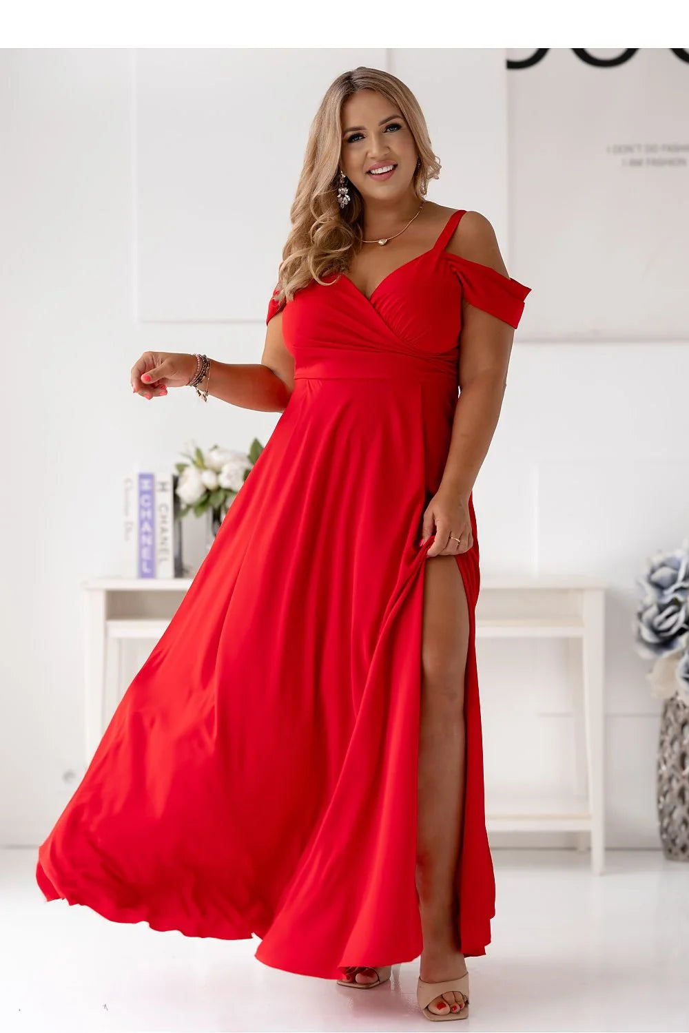 Robe longue élégante rouge vif décolleté en V croisé manches tombantes taille cintrée occasion spéciale femme