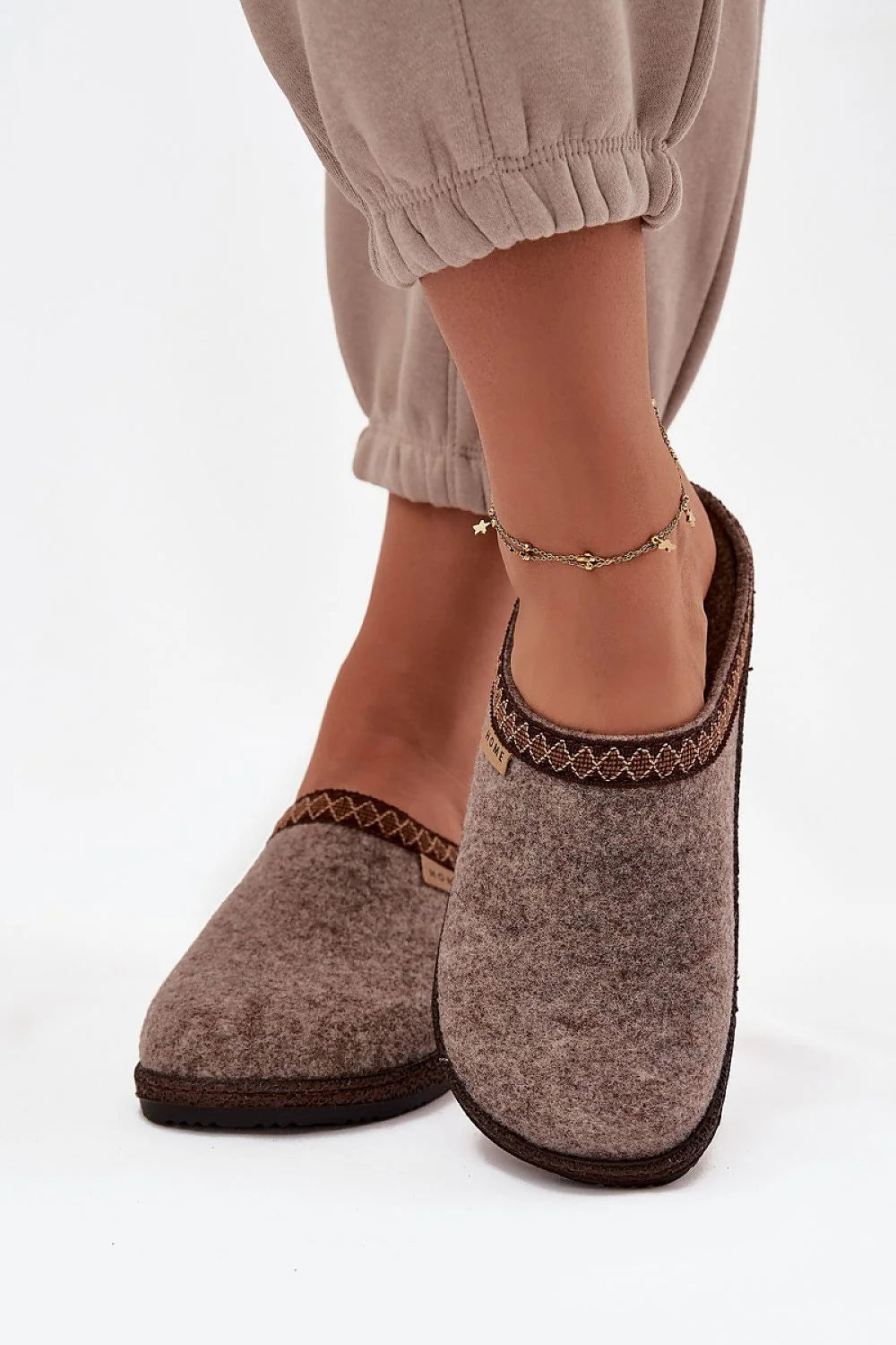 chaussons femmes Inblu feutre laine taupe mules intérieur bout arrondi bordure broderie marron etiquette HOME semelle souple antidérapante