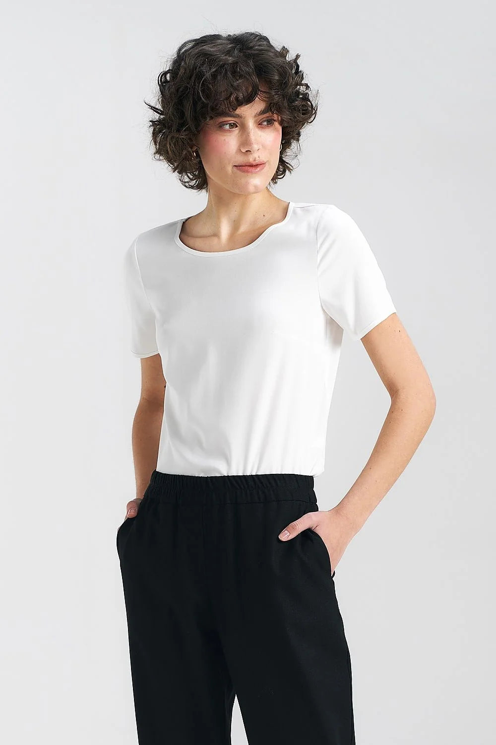 Chemisier femme Nife en viscose fine couleur écru manches courtes encolure bateau style minimaliste