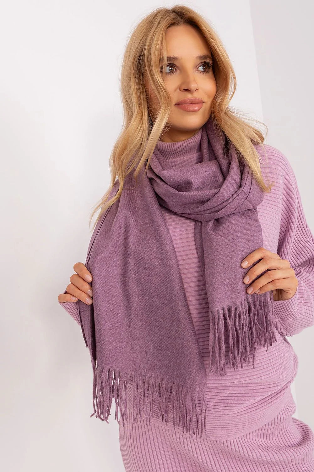 Écharpe et pull assortis en violet lavande, style classique, franges, col roulé, look élégant, vêtements pour femme
