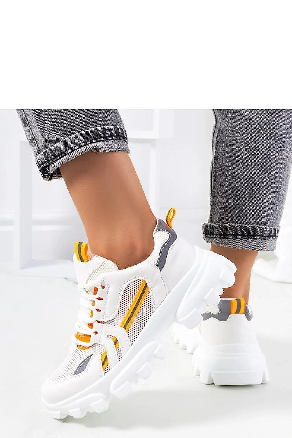 Baskets Solea femmes design moderne sportif semelle compensée haute cuir écologique tige maille lacets blancs