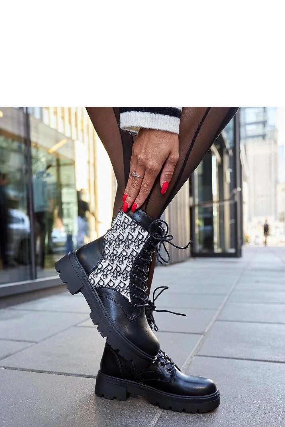 bottes combat cuir noires monogrammées BR panneaux blancs contrastés semelle crantée épaisse lacets robustes montantes cheville urbaines durables adhérence