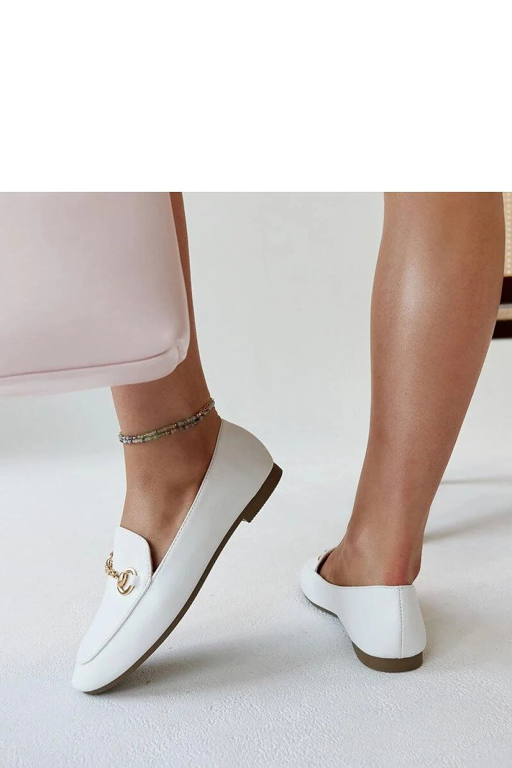mocassins femme blancs cuir écologique boucle dorée minimalistes élégants confortables semelle plate bout arrondi intérieur rembourré polyvalents chic bureau décontracté
