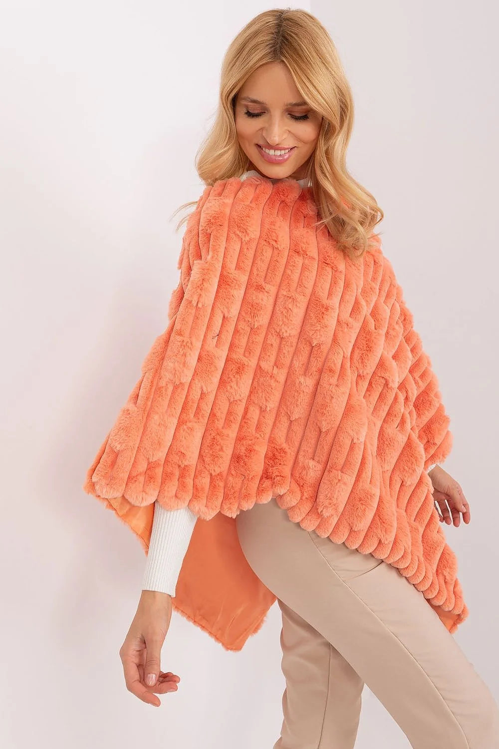 Poncho femme fausse fourrure orange vif coupe ample manches longues col rond silhouette trapèze