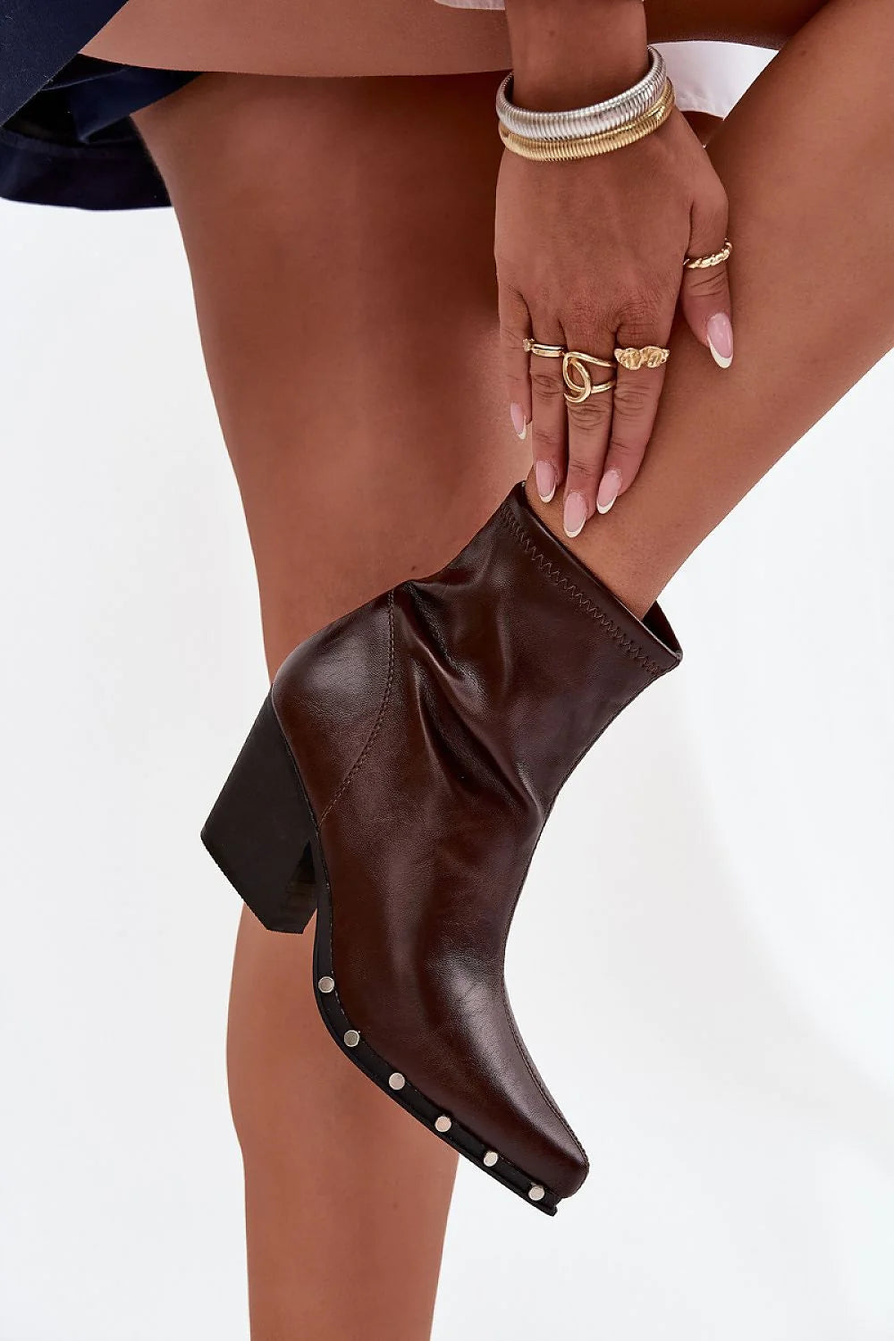 bottines femme similicuir marron chocolat cheville bout pointu talon bloc incliné effet bois fermeture éclair latérale rivets décoratifs