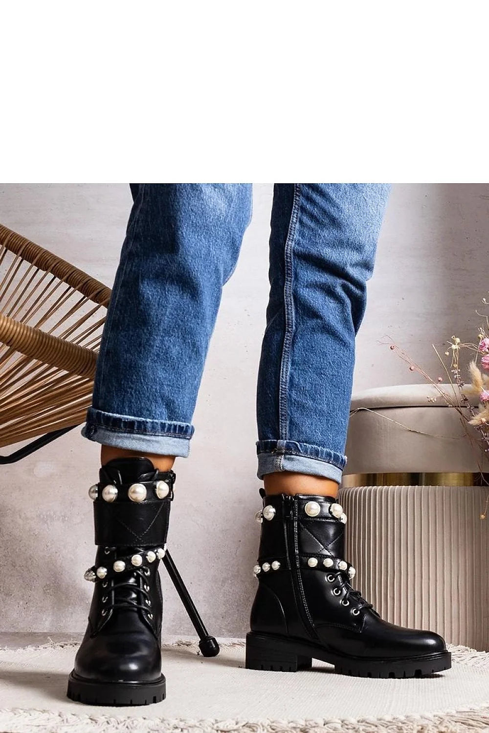 Bottes militaires femmes style robuste contemporain cuir noir perles blanches laces latérales fermeture éclair