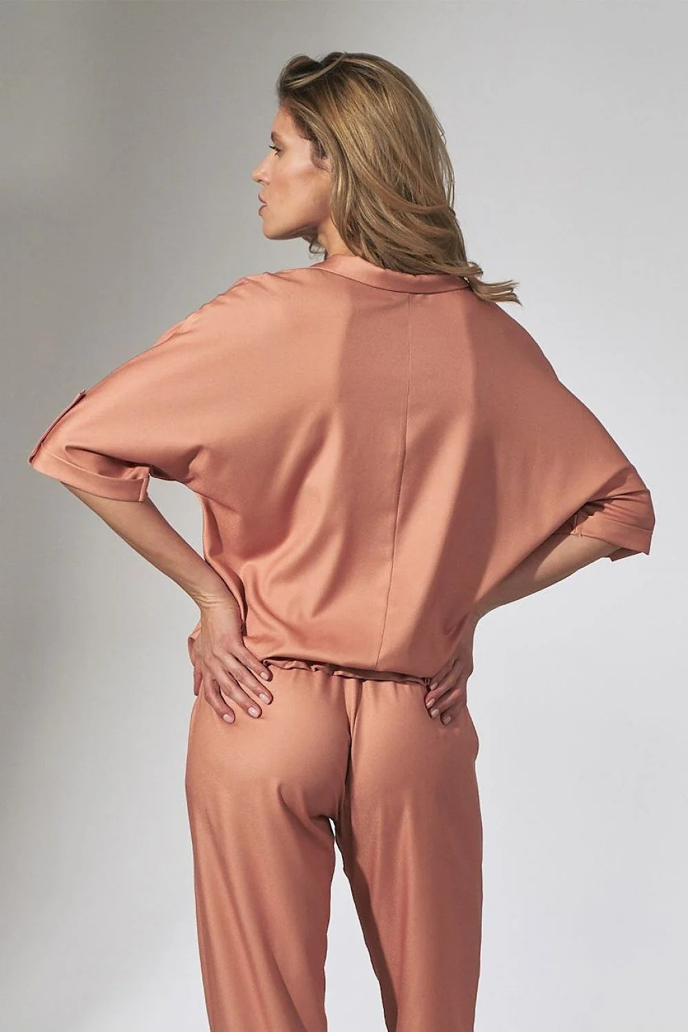 Ensemble détente satin pêche chic chemisier ample pantalon cordon serrage confort maison ou extérieur