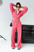 Ensemble féminin La Balancia veste bomber pantalon droit rose vif fermeture éclair dorée coupe ajustée style athleisure occasion quotidienne