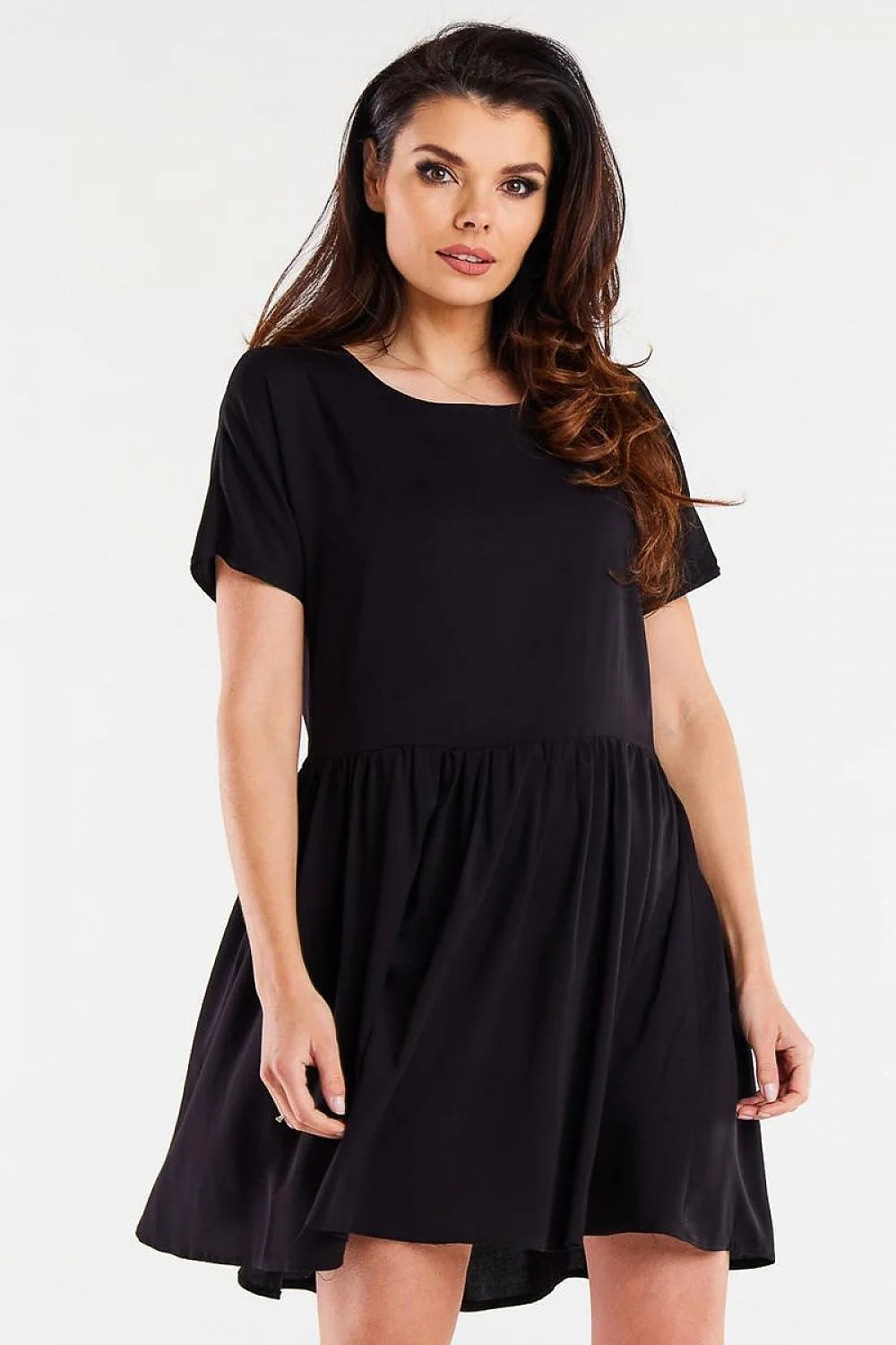 Robe de jour élégante en viscose noire coupe ample manches courtes col rond ourlet asymétrique femme