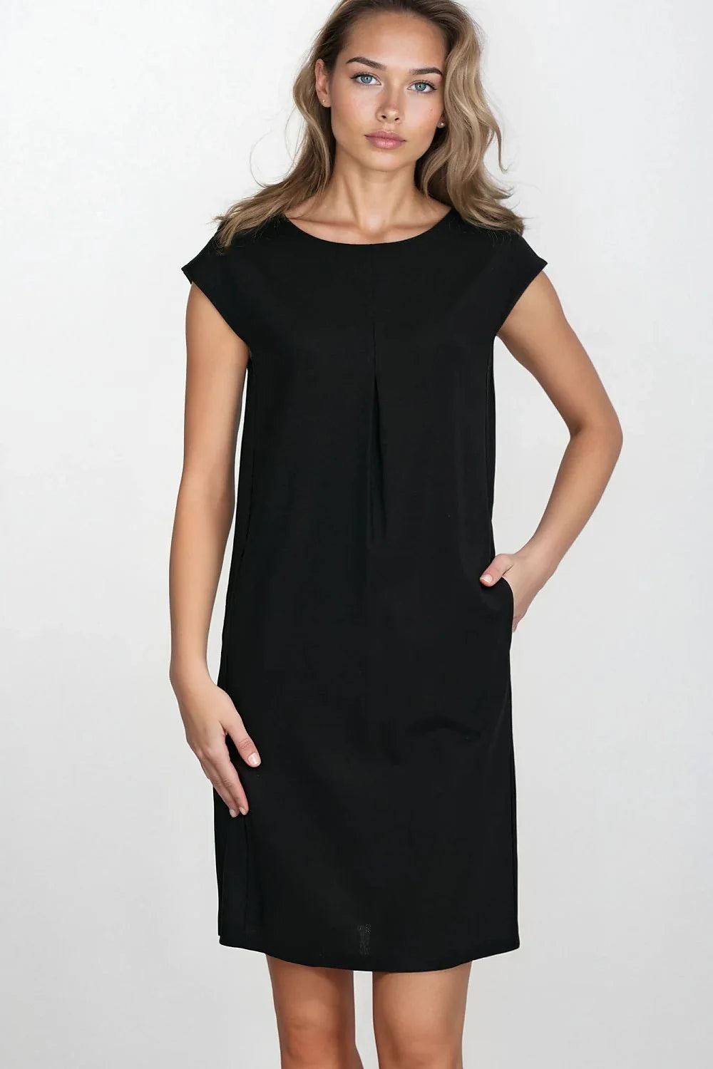 robe noire droite genou encolure ronde manches courtes minimaliste épurée pli central poches latérales fluide structurée