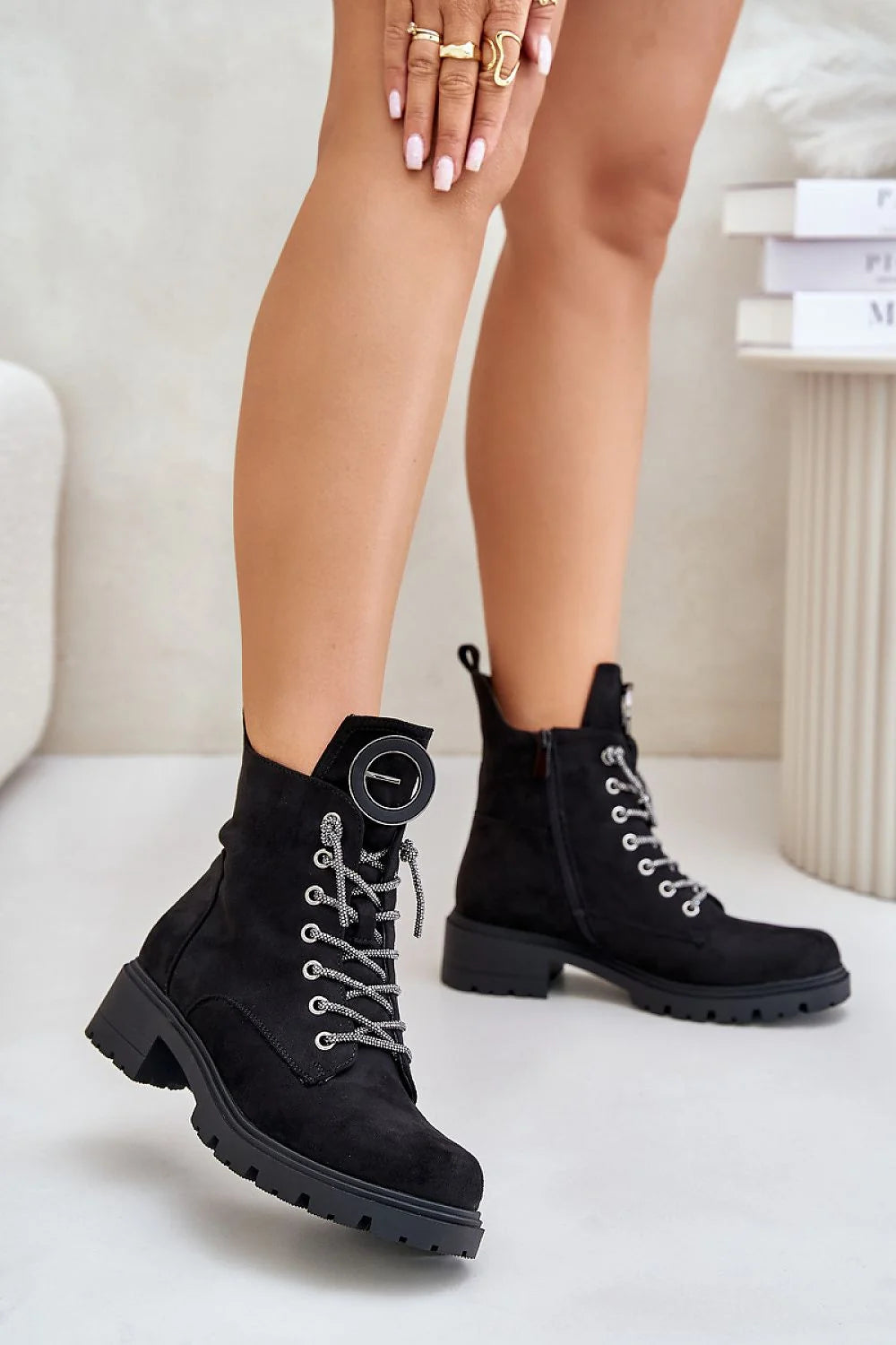 Bottines pour femmes design moderne audacieux couleur noire texture veloutée matériau similicuir semelle caoutchouc noir talon plat doublure couvre-chau