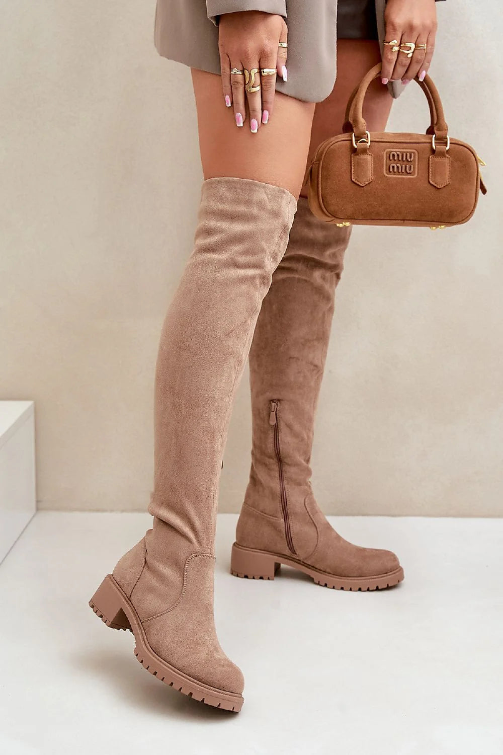 Bottes cuissardes suédine taupe élégantes éco-responsables modernes confortables automne hiver mode féminine chic