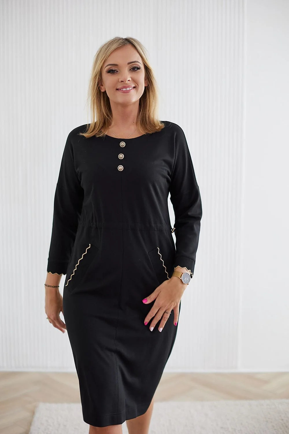 Robe de jour classique La Aurora manches longues enfile noire en tricot souple taille ajustable pour femmes matures occasionnels professionnels et élégants
