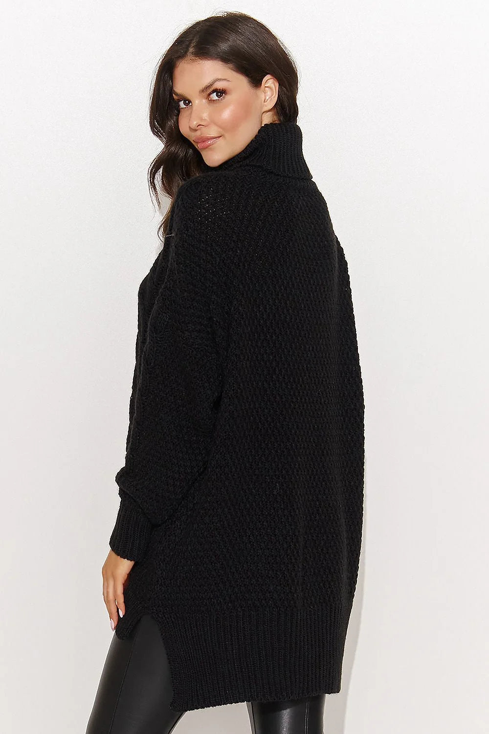 Pull féminin col roulé matériau épais motifs plaids noire manches longues coupe asymétrique fente latérale