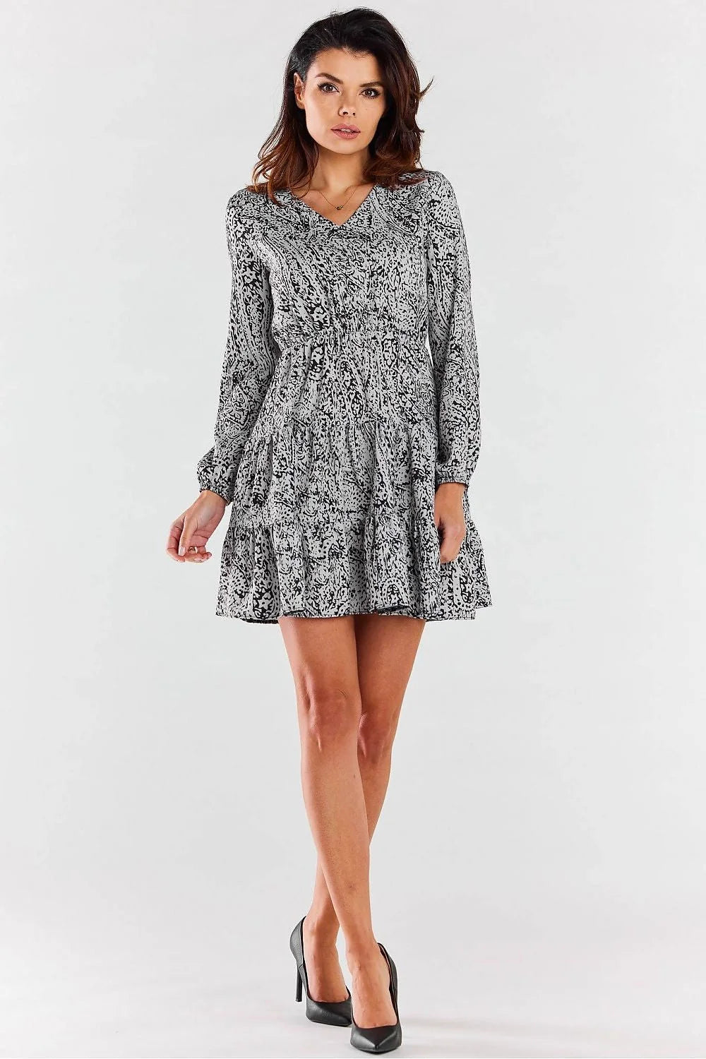robe femme courte imprimée noir blanc manches longues décolleté V coupe trapèze taille cintrée jupe évasée étagée