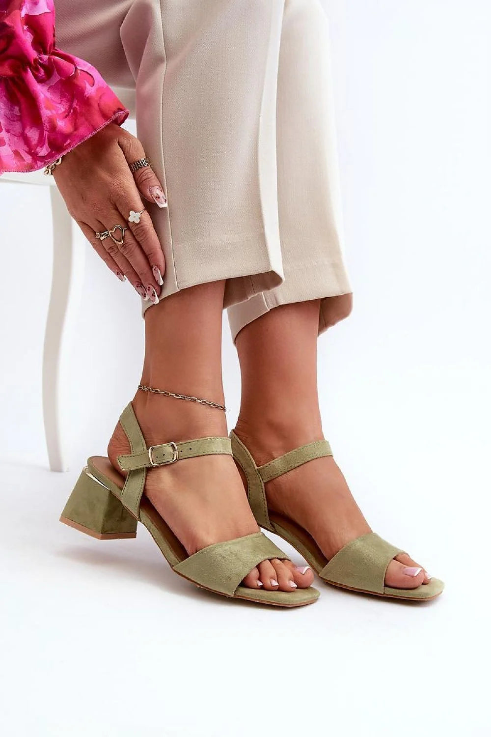 Sandales élégantes pour femmes suédine douce talon bloc 6 cm ajustable boucle métallique couleur verte mode été