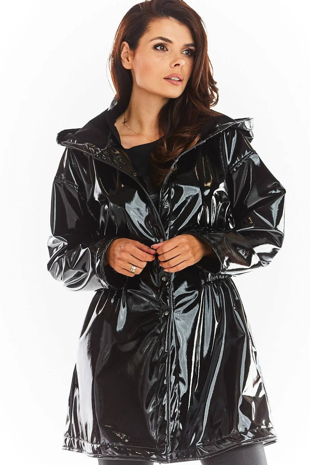Manteau imperméable femme vinyle rouge vif moderne audacieux coupe ajustée capuche boutons-pression Pologne