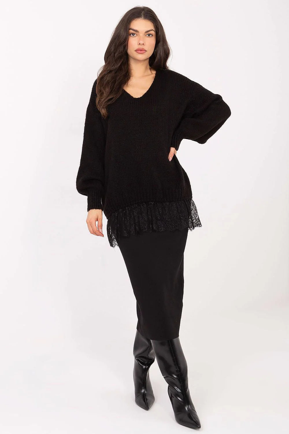 pull femme maille noire col V oversize manches bouffantes poignets côtelés ourlet dentelle froncée longueur hanches doux mohair léger