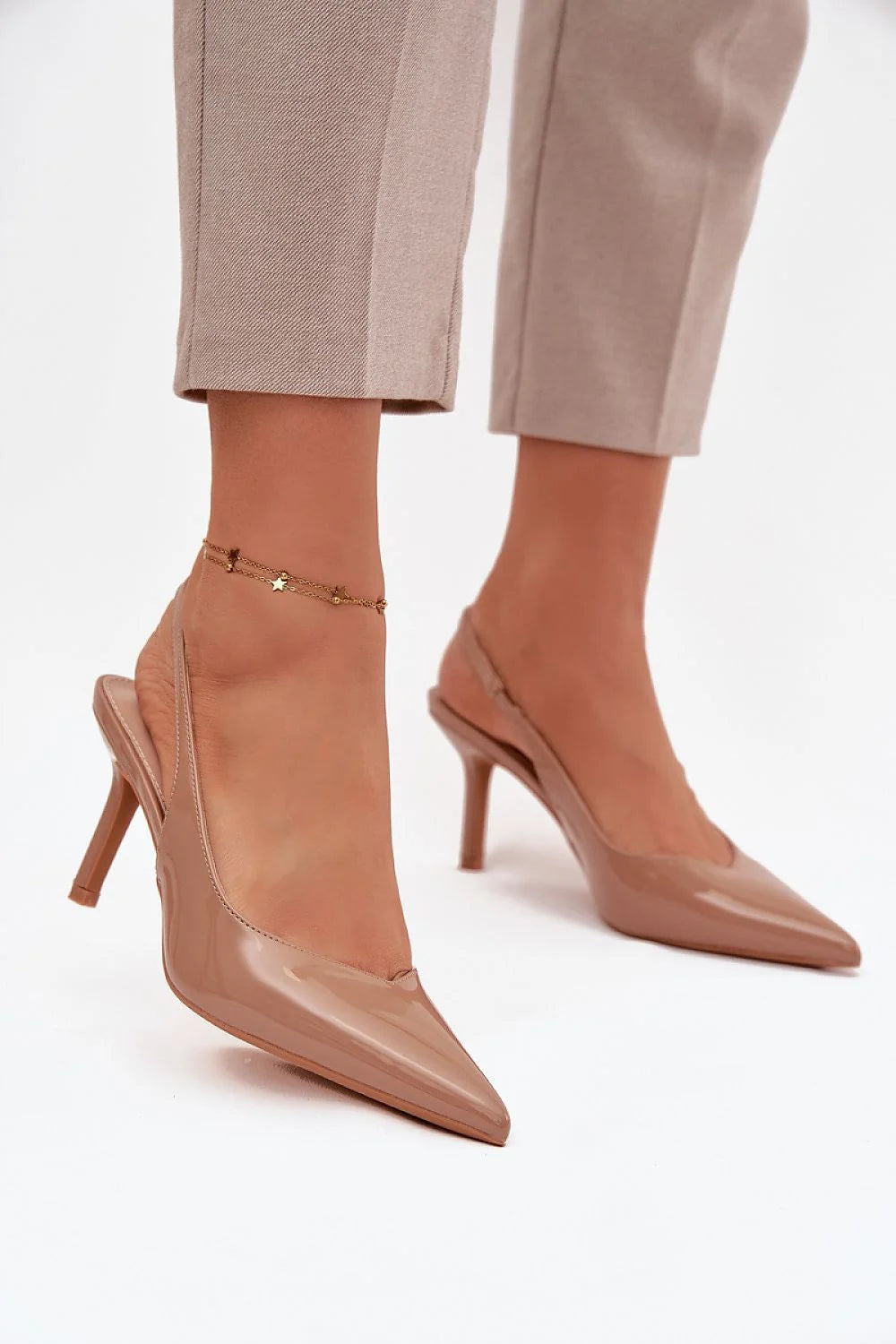 escarpins femme talons aiguilles mi hauteur 8 cm bout pointu cuir verni nude bride arrière élastiquée finition laquée minimaliste