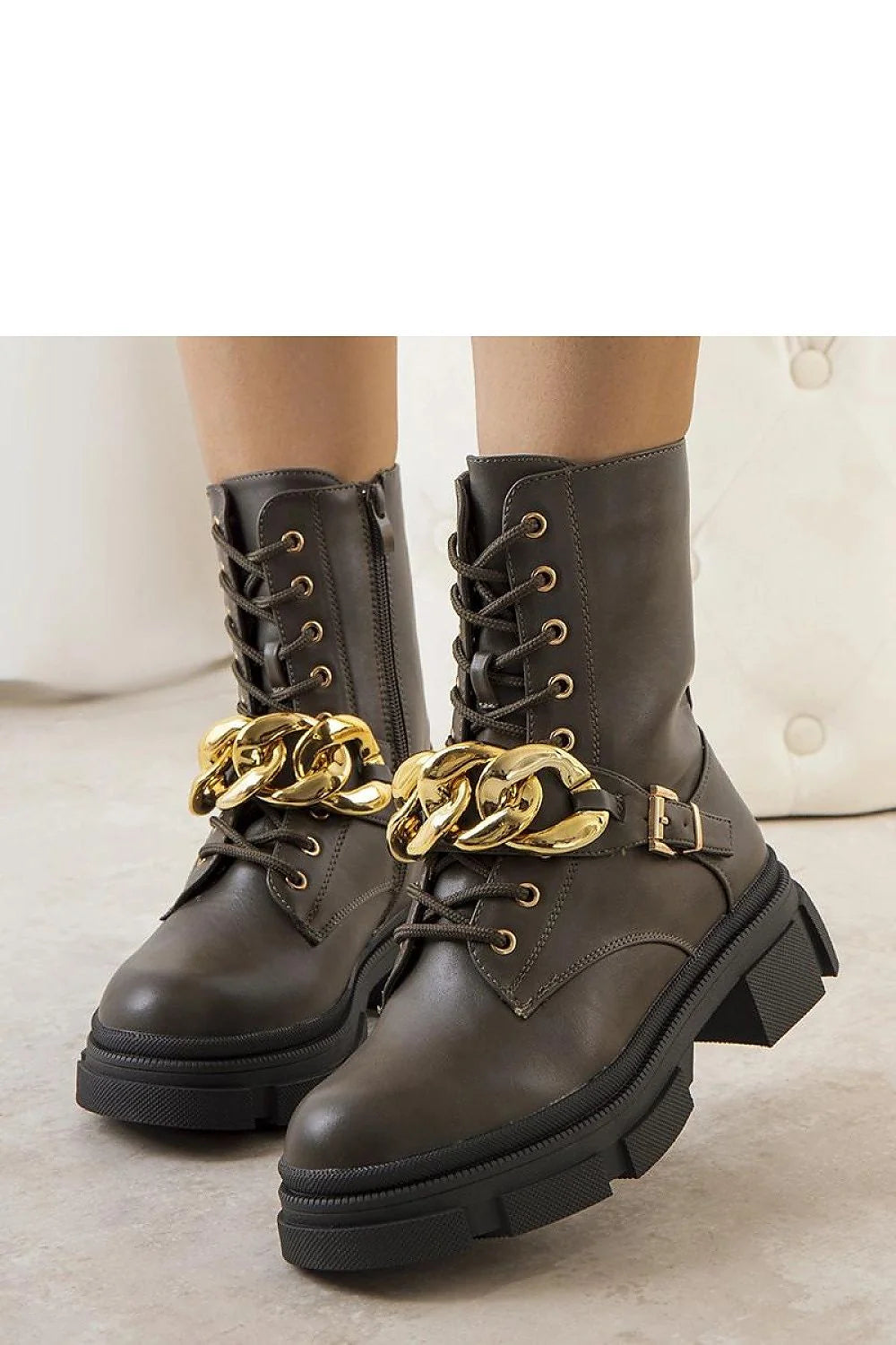 Bottines militaire chic cuir synthétique marron foncé chaîne dorée boucle ornementale semelle épaisse crantée côté zippers femme