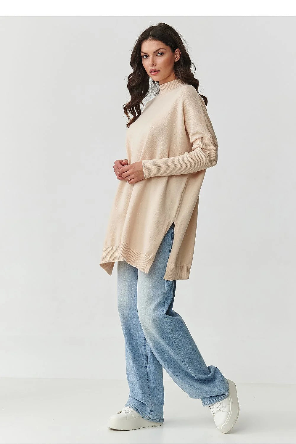 pull oversize femme viscose beige poudré tunique longue coupe droite fentes latérales col montant côtelé manches tombantes bordures côtelées douce