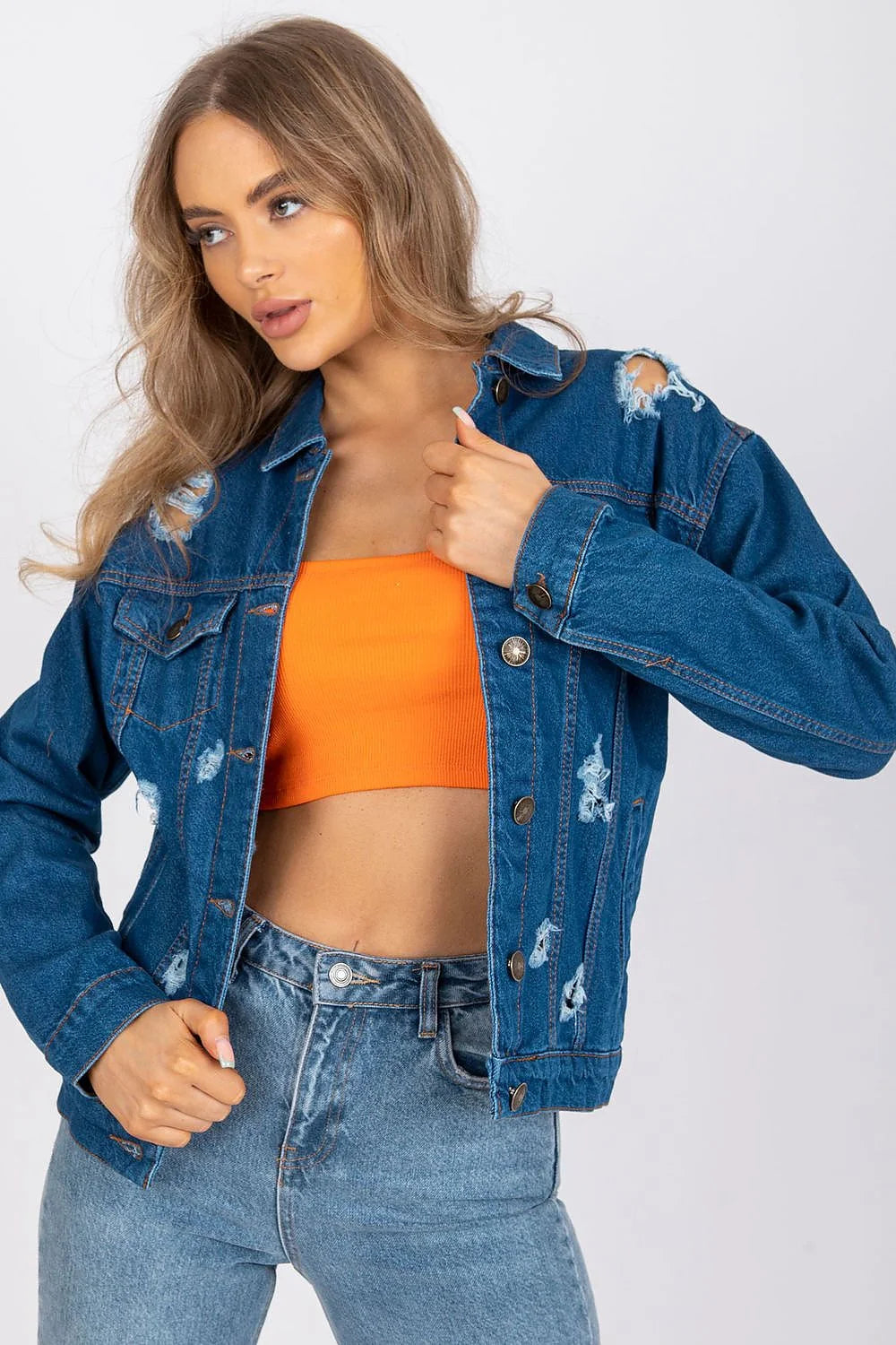 Veste en jean femme look vintage style urbain détails usés déchirures épaules tissu denim taille ajustable