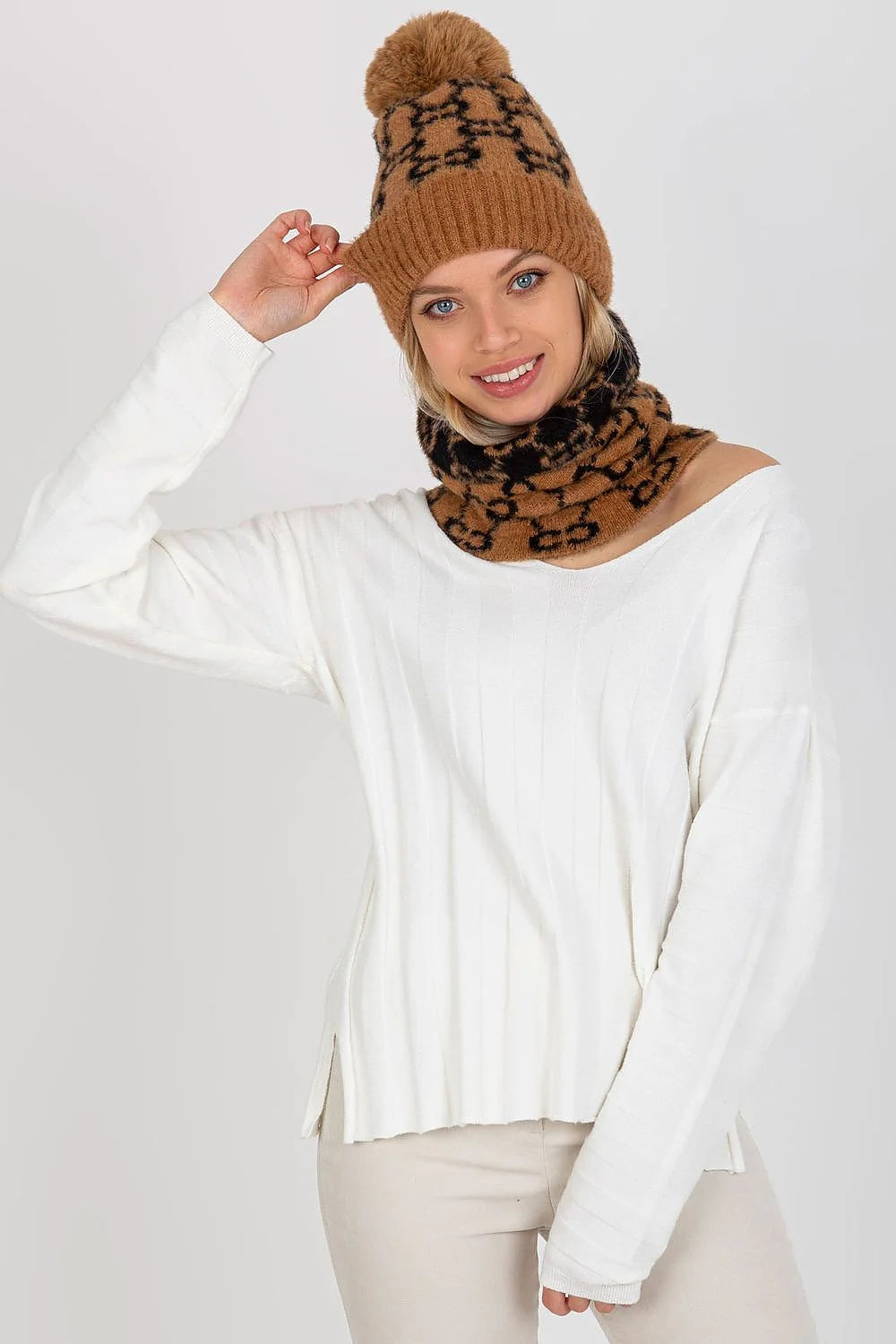 Ensemble hiver mode femme bonnet snood motif noir brun caramel pompon tricoté doux chaud