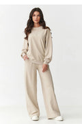 ensemble loungewear femme sweatshirt beige taupe oversize décontracté col rond épaules tombantes broderie tonale logo pantalon large poches