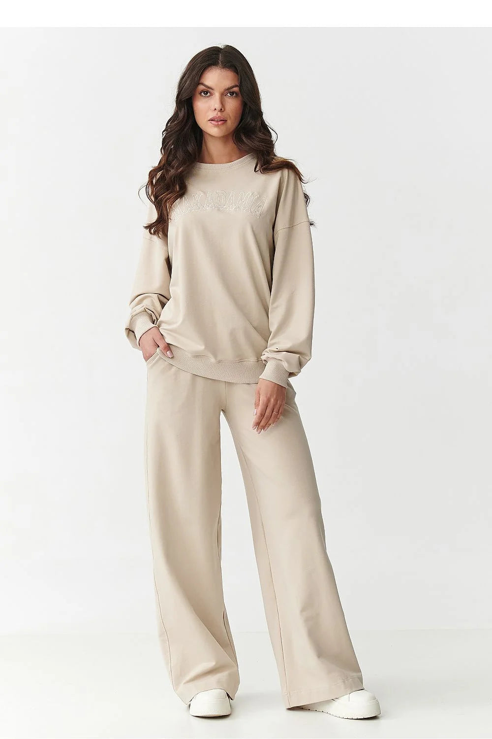 ensemble loungewear femme sweatshirt beige taupe oversize décontracté col rond épaules tombantes broderie tonale logo pantalon large poches