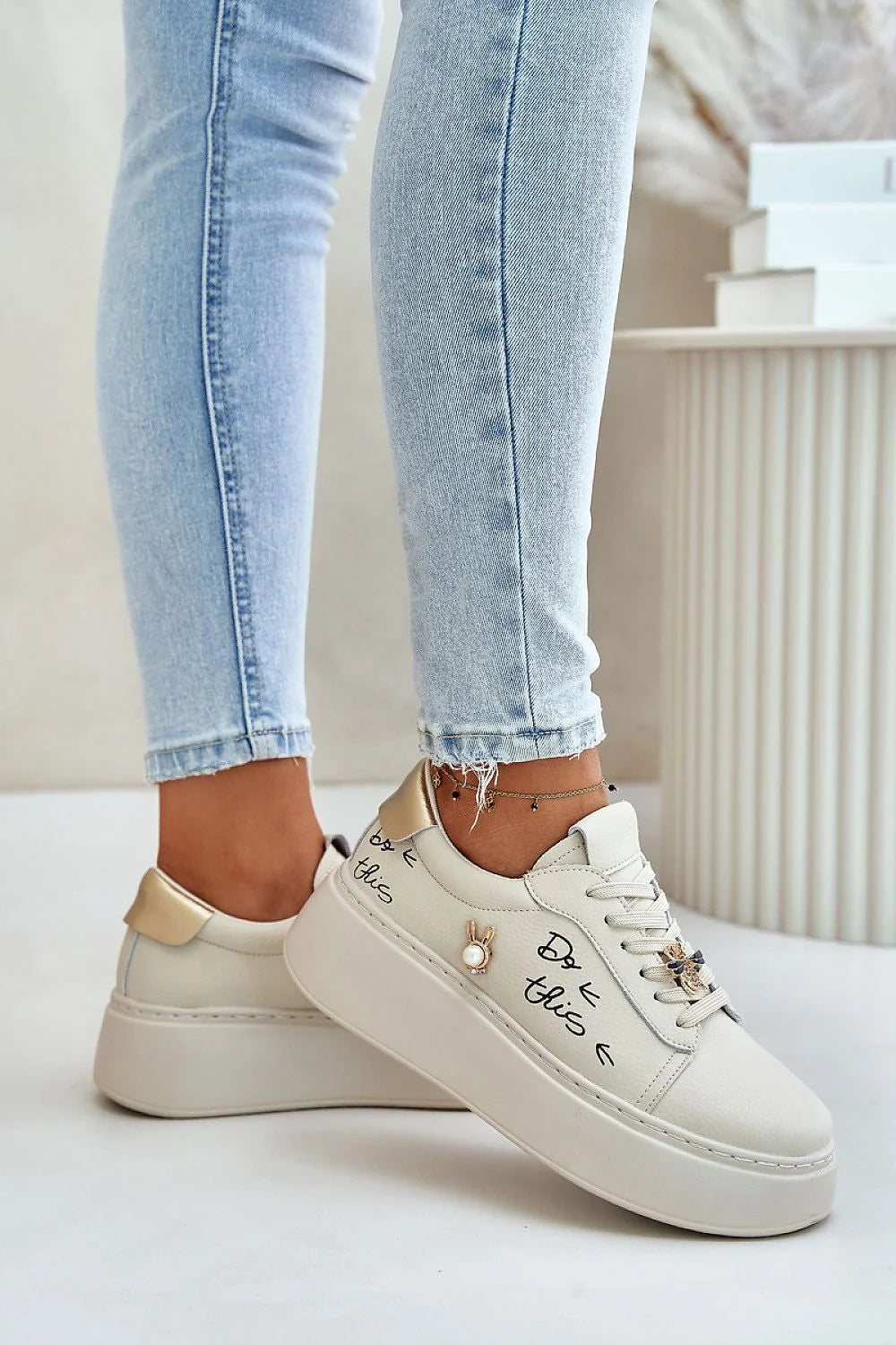 Chaussures de sport élégantes pour femmes en cuir naturel, design moderne, couleur blanc cassé, broche décorative, confortable, tendance, plateforme épaisse, style urbain