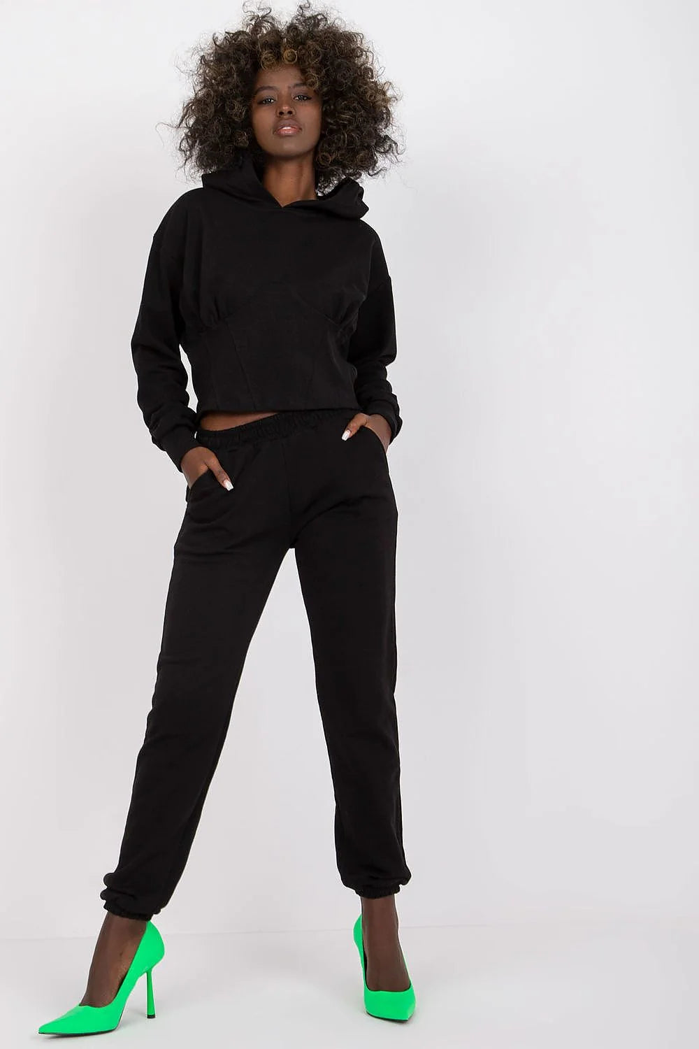 Ensemble survêtement femme style décontracté moderne sweat-shirt capuche pantalon jogger coupe fuselée couleur taupe matières confortables