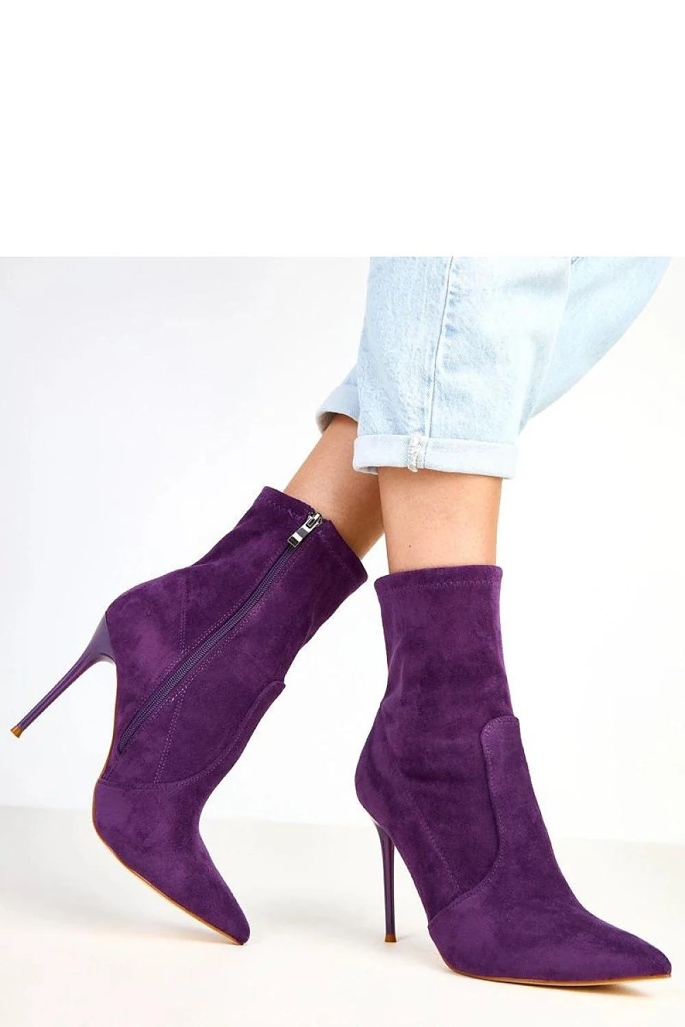 bottines suédé violet profond bout pointu talon aiguille 11cm tige 145mm fermeture éclair latérale semelle contrastante beige doublure tissu élégantes