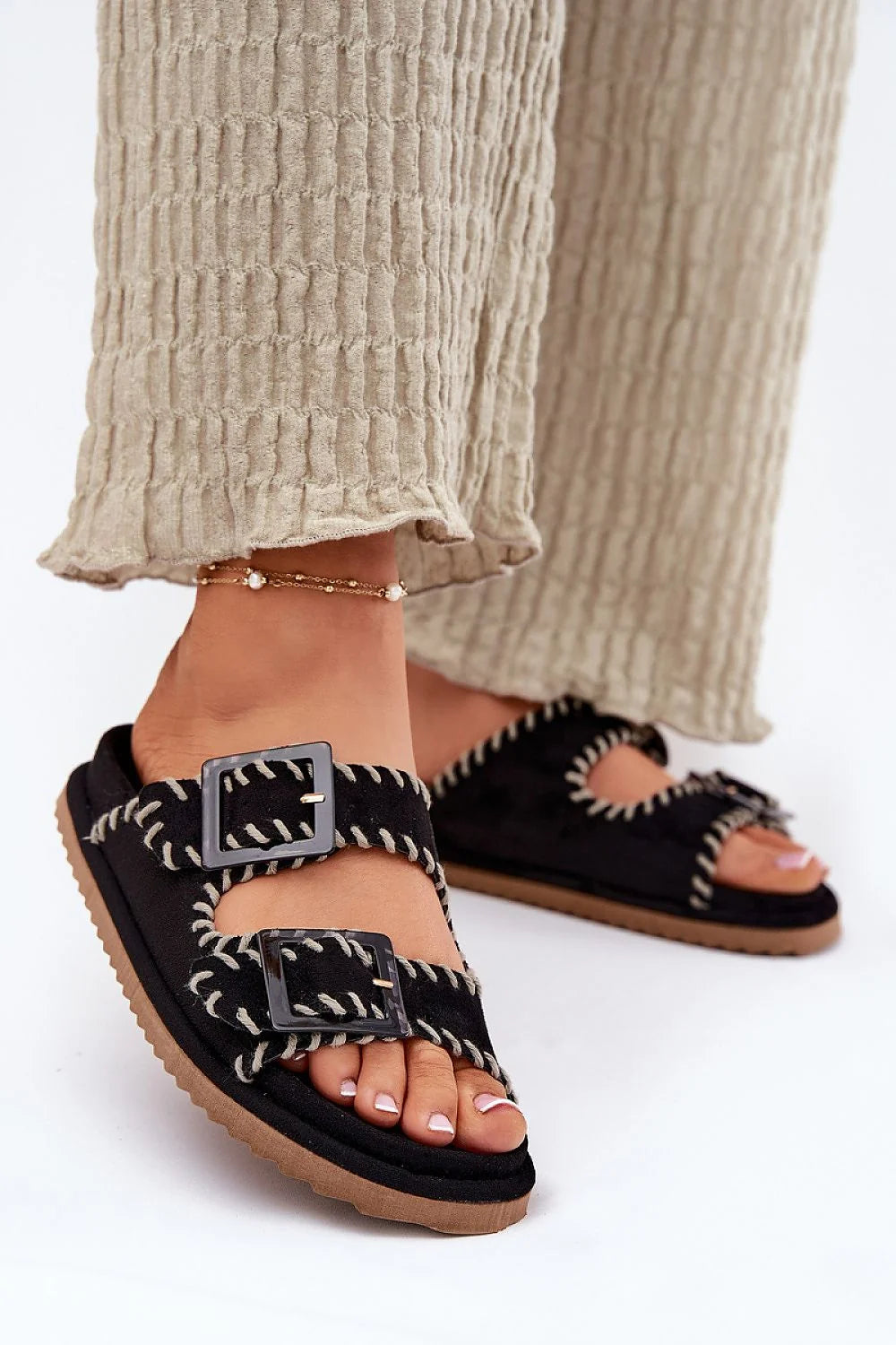 Sandales femmes design contemporain style ouvert brides larges boucles carrées suédine écologique couleur noire coutures crème semelle marron confort style urbain vacances estivales