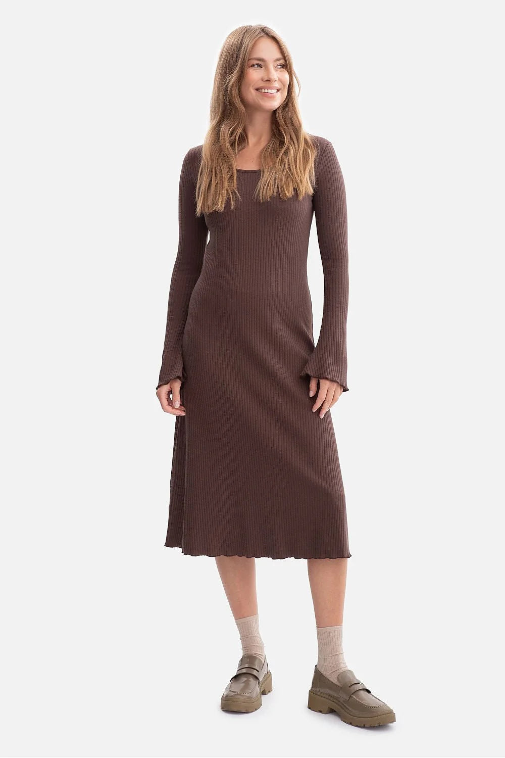robe midi côtelée marron maille pull encolure carrée manches longues évasées poignets subtils ourlet ondulé ajustée silhouette sculptée confortable