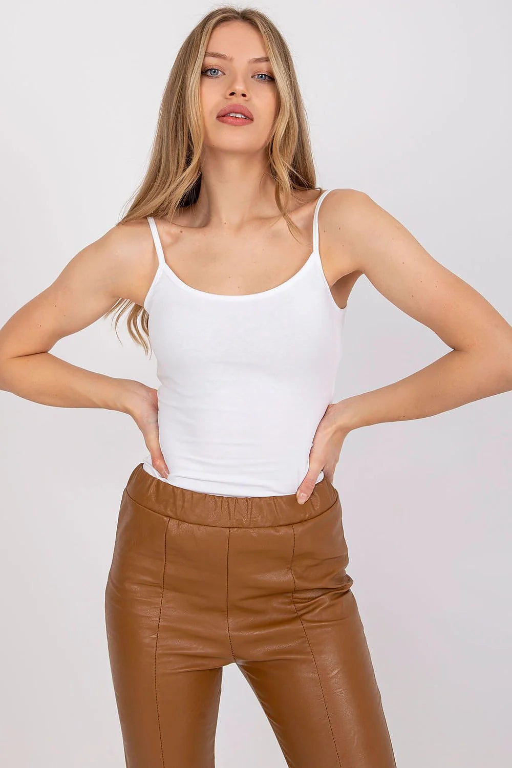 Tenueemode femme set tank top pantalon coton elastane style minimaliste jaune vif noir délavé coupe ajustée taille haute loose bob hat accessoire