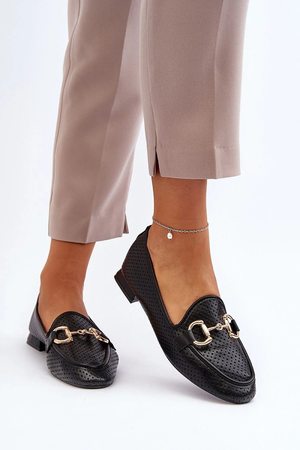 mocassins femme élégants noirs similicuir perforés mors dorés métalliques bout légèrement pointu slipon talon plat semelle antidérapante surpiqûres confortables durables