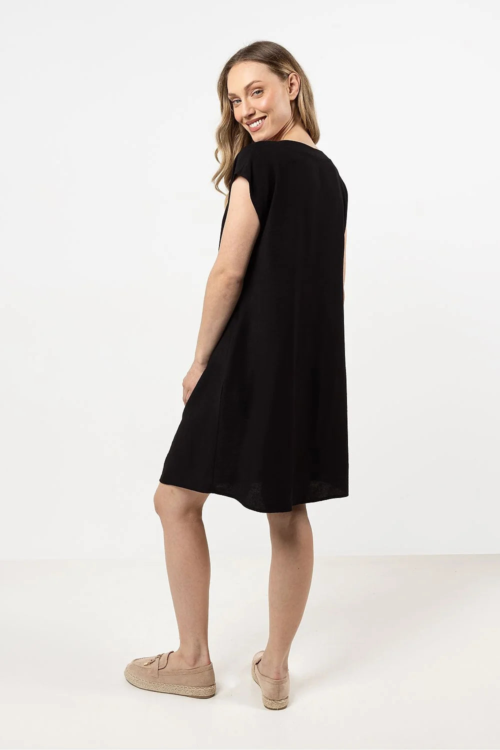 Robe de jour élégante en rayonne et nylon, col en V ajustable, épaules tombantes, poches latérales, couleur noire, coupe droite au-dessus du genou, femme