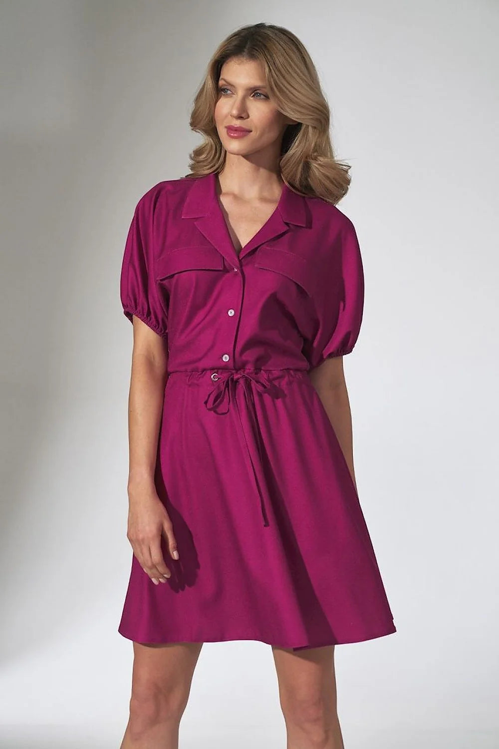 Robe satinée élégante rose saumon manches bouffantes col classique ceinture intégrée style raffiné femme