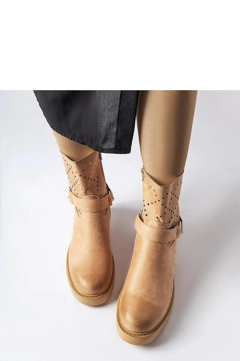Bottes femmes cuir camel perforations chaîne métallique talon plat semelle caoutchouc automne hiver mode élégant confort